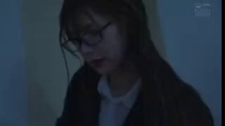 功法修改器和少女学生在电脑桌前面衣服懒得脱撩起裙子就干